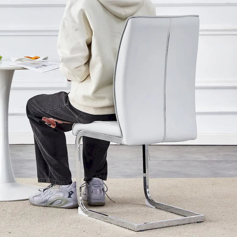 Chaise de salle à manger moderne capitonnée, dossier arqué en cuir PU, pieds cantilever chromés gris