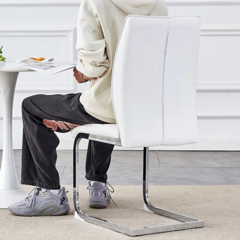 Chaise de salle à manger moderne capitonnée, dossier arqué en cuir PU, pieds cantilever chromés gris