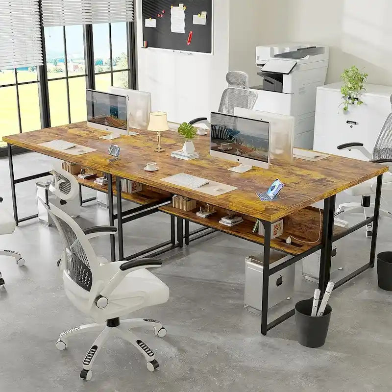 Grand bureau à plateau en bois avec prises de courant, structure métallique, étagère inférieure, noir, gris rustique