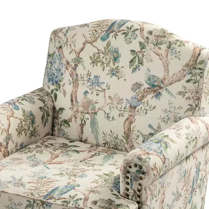 Fauteuil rembourré en bois avec motif floral, accoudoirs à panneaux et dossier en forme de bosse de chameau.