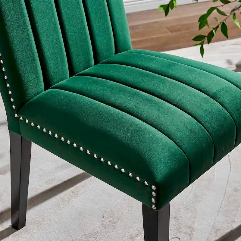 Chaise de salle à manger en velours avec capitonnage à canaux et garniture cloutée
