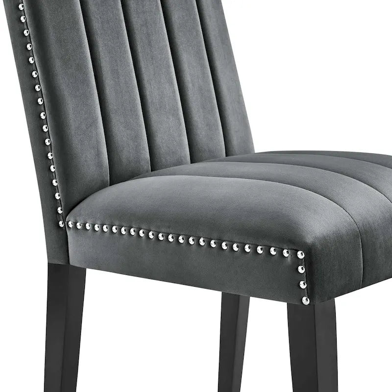 Chaise de salle à manger en velours avec capitonnage à canaux et garniture cloutée