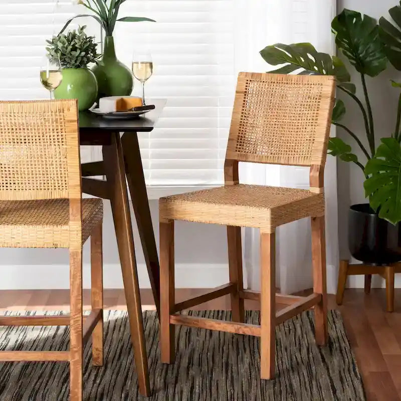 Tabouret de comptoir bohème en rotin naturel marron tressé avec cadre en bois de manguier