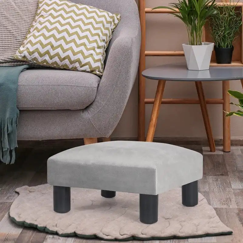 Petit pouf rembourré carré avec pieds noirs en tissu gris