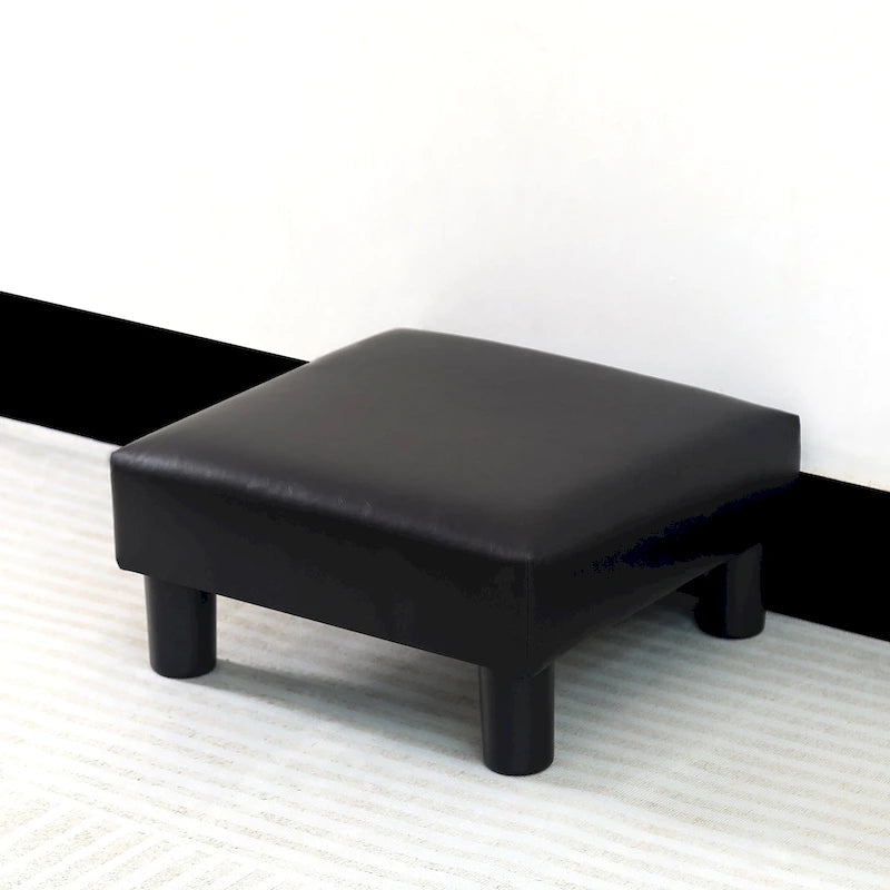 Petit pouf rembourré carré avec pieds noirs en tissu gris