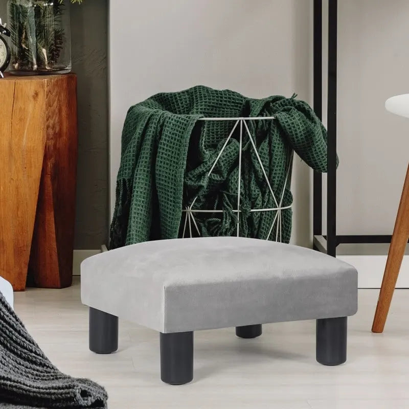 Petit pouf rembourré carré avec pieds noirs en tissu gris