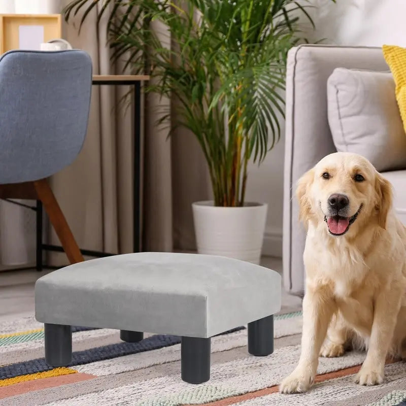 Petit pouf rembourré carré avec pieds noirs en tissu gris