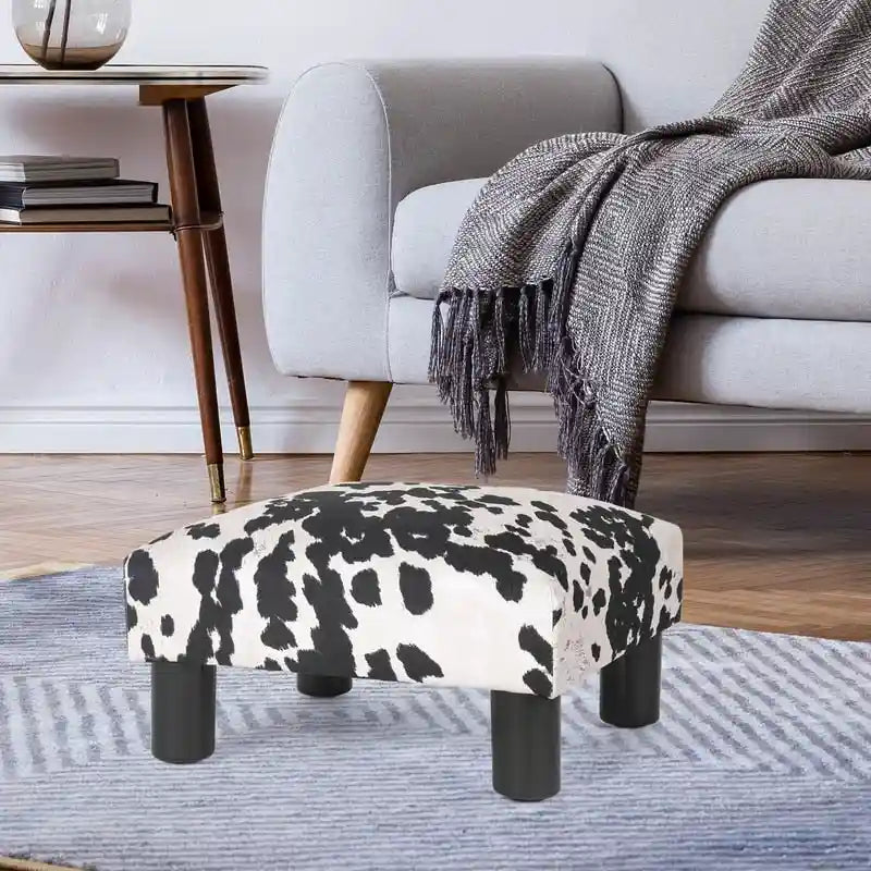 Petit pouf rembourré carré avec pieds noirs en tissu gris