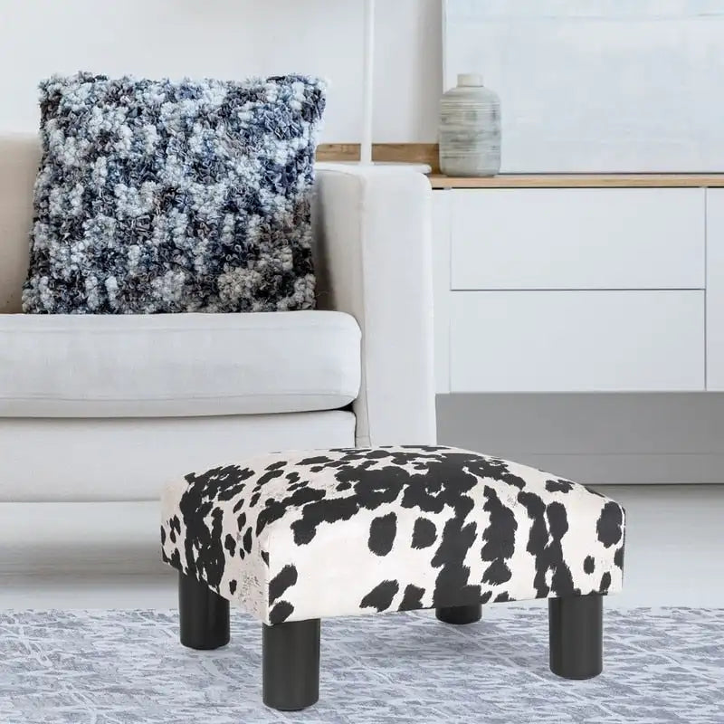 Petit pouf rembourré carré avec pieds noirs en tissu gris