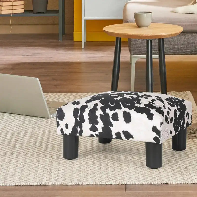 Petit pouf rembourré carré avec pieds noirs en tissu gris