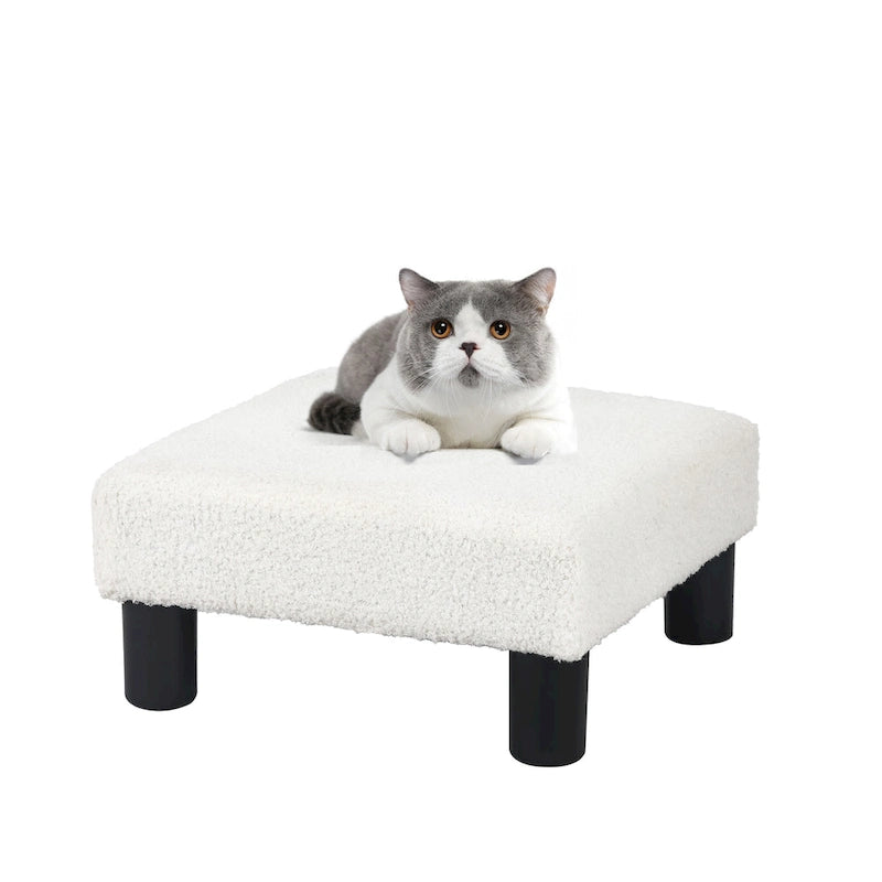 Petit pouf rembourré carré avec pieds noirs en tissu gris