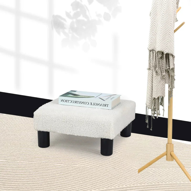 Petit pouf rembourré carré avec pieds noirs en tissu gris
