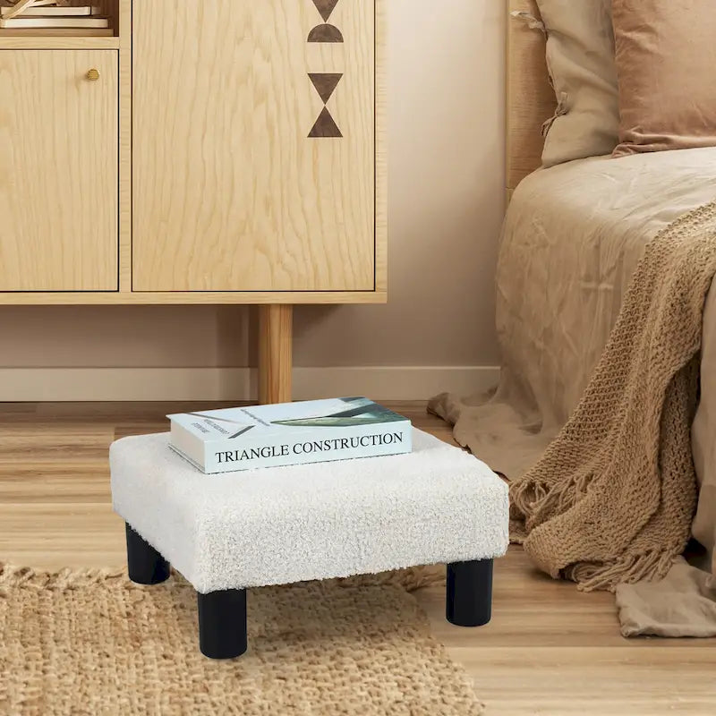 Petit pouf rembourré carré avec pieds noirs en tissu gris