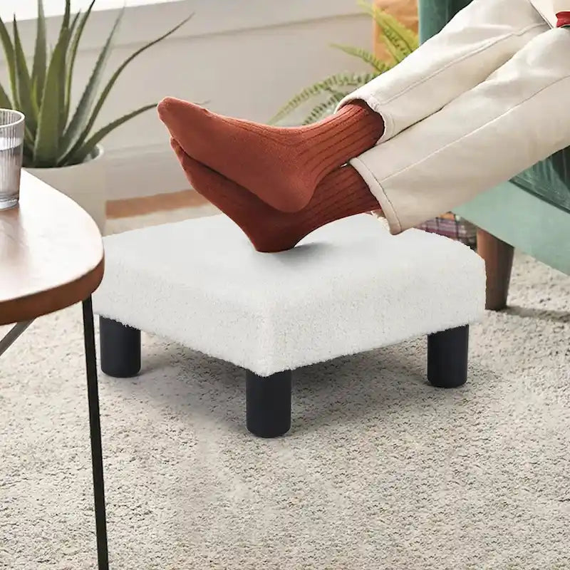 Petit pouf rembourré carré avec pieds noirs en tissu gris