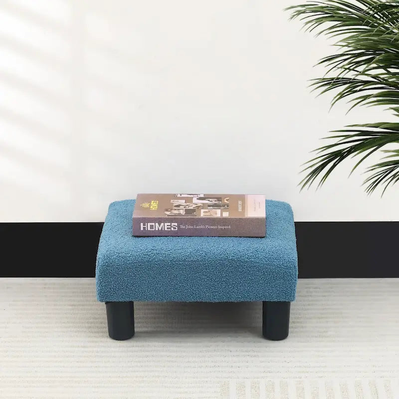 Petit pouf rembourré carré avec pieds noirs en tissu gris