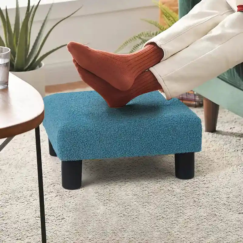Petit pouf rembourré carré avec pieds noirs en tissu gris