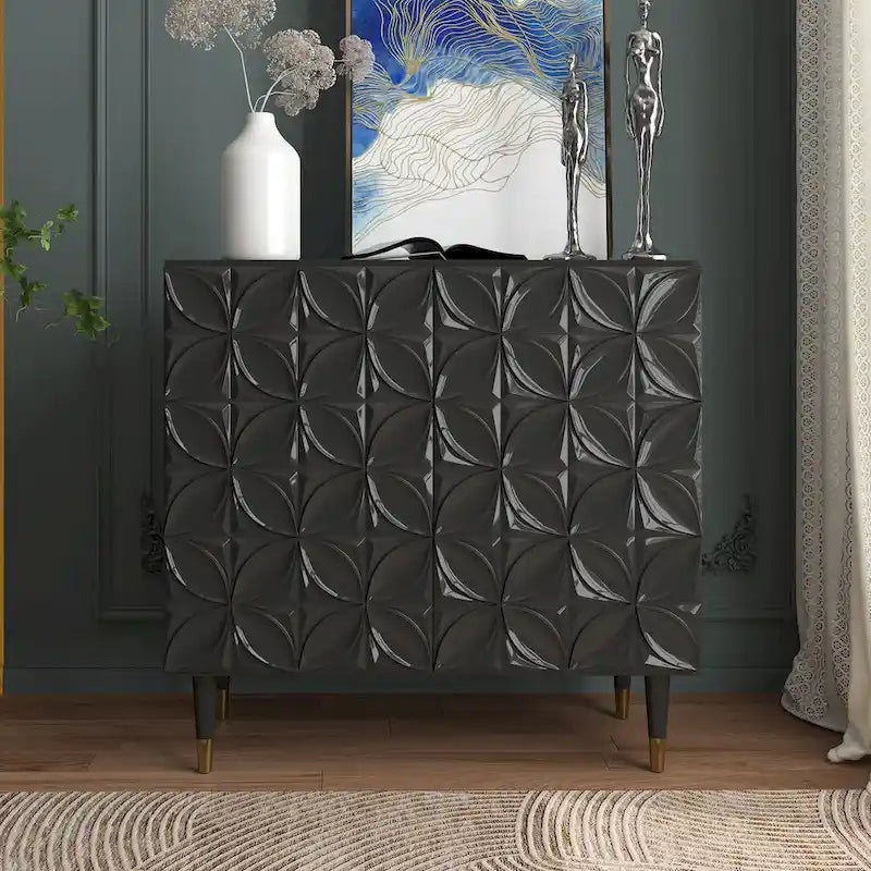 Bahut 2 portes fini lustré, avec panneaux en relief et pieds en bois aux embouts dorés