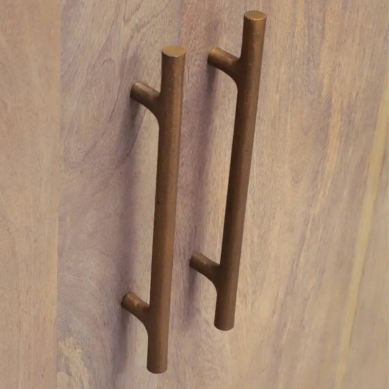 Meuble d'appoint de rangement en bois de manguier gris cendré à double porte avec poignées dorées
