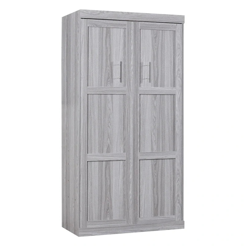 Le lit escamotable en bois peut être replié dans une armoire